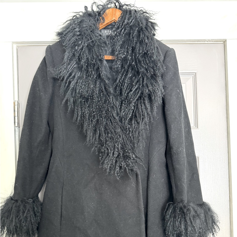 Woman’s wool coat with fur around collar & sleeves . Belt & 3/4 long size large